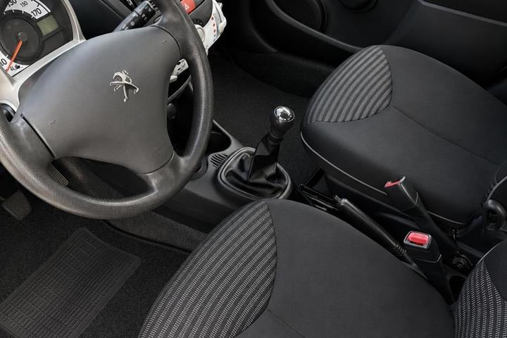 Grøn Peugeot 107 fra 2013
