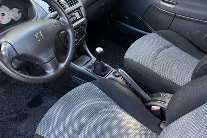 Grøn Peugeot 206 fra 2002