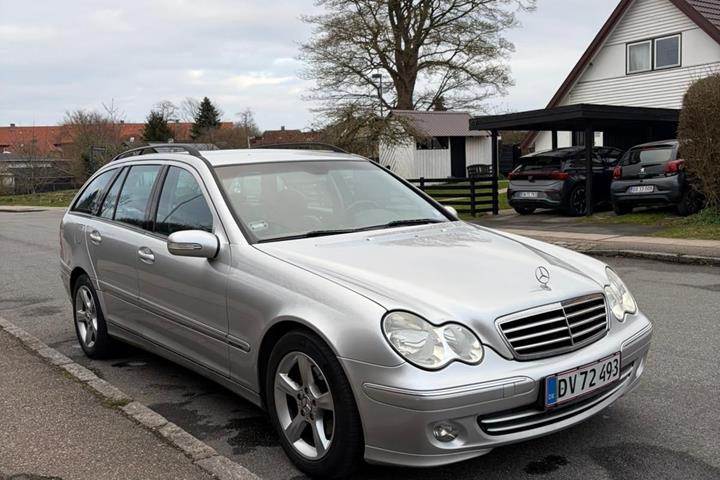 Grøn Mercedes C180 fra 2005