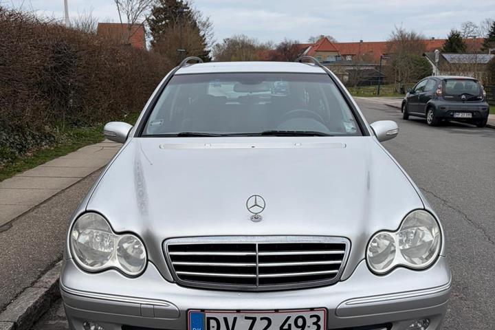 Grøn Mercedes C180 fra 2005