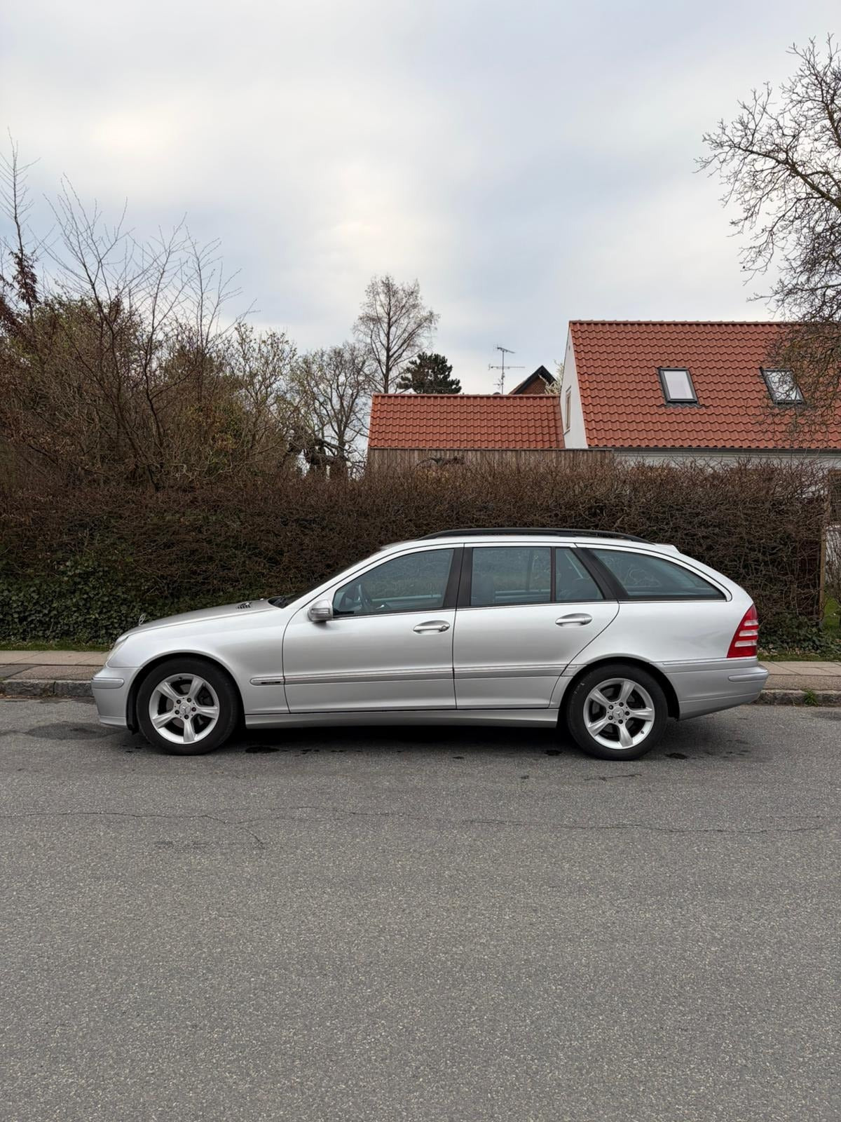 Grøn Mercedes C180 fra 2005
