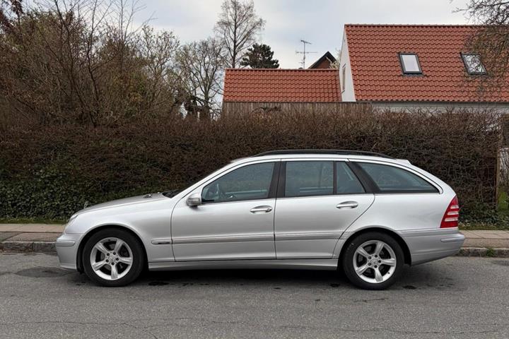Grøn Mercedes C180 fra 2005