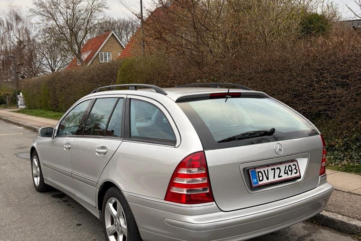 Grøn Mercedes C180 fra 2005