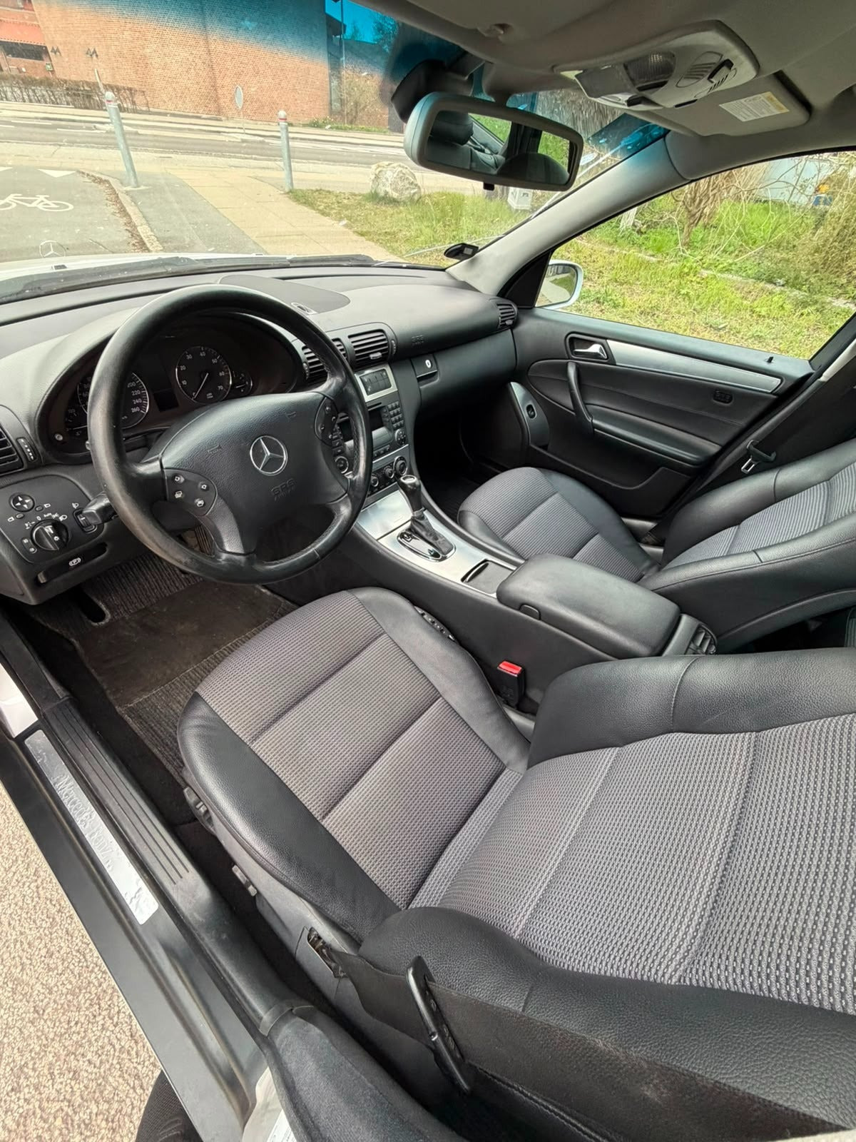 Grøn Mercedes C180 fra 2005