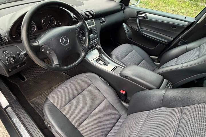 Grøn Mercedes C180 fra 2005
