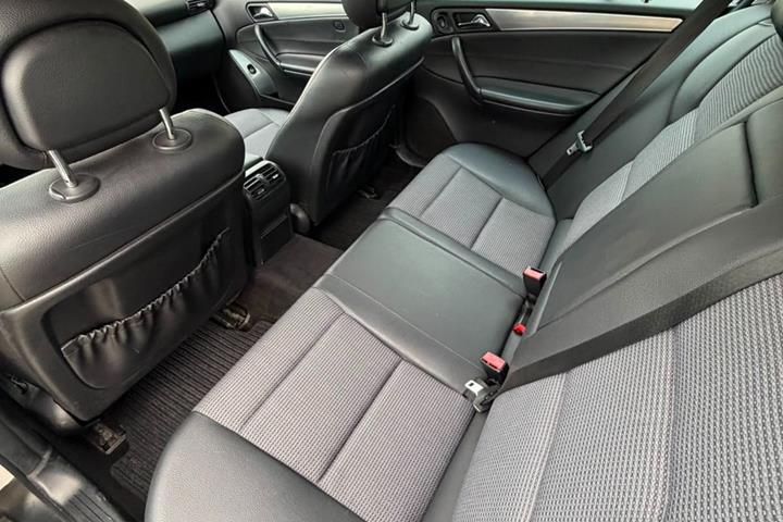 Grøn Mercedes C180 fra 2005