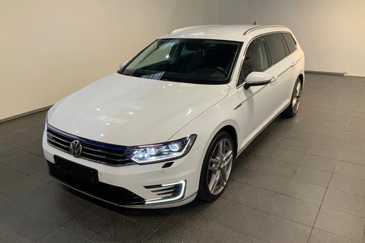 Hvid VW Passat fra 2018 set udefra