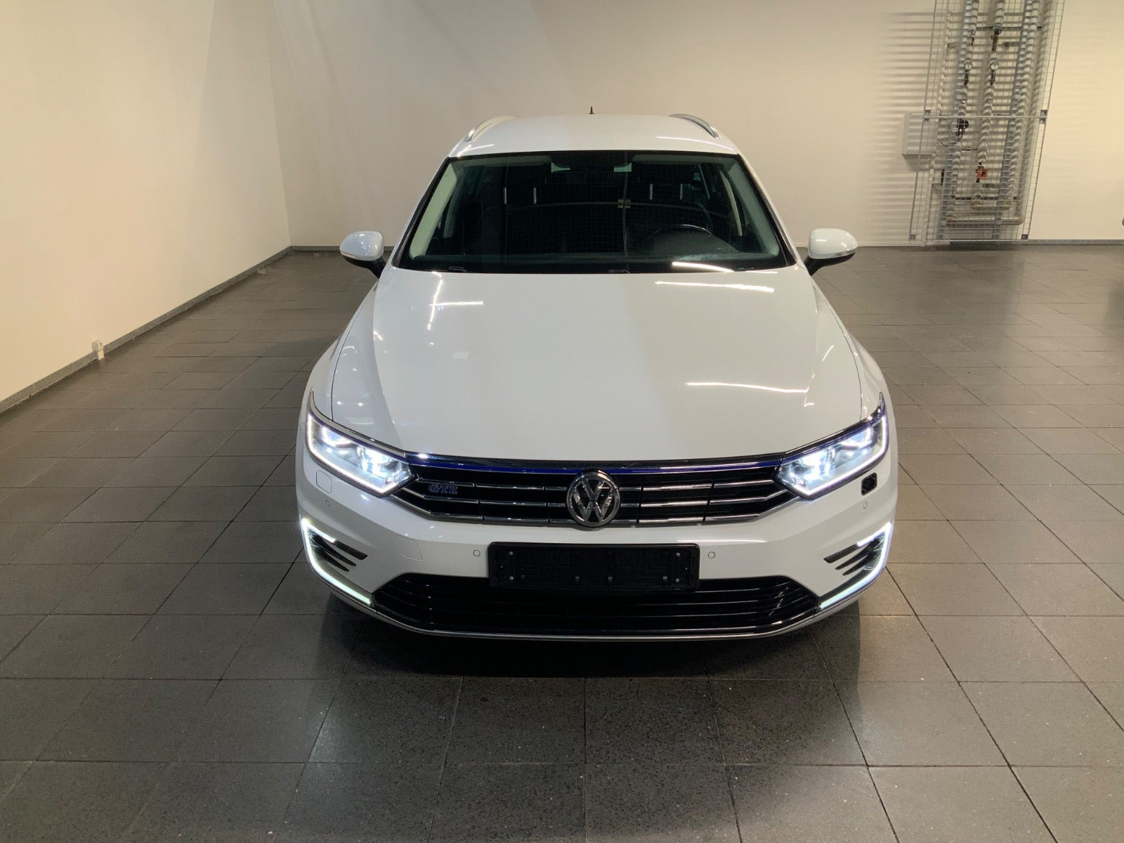 Hvid VW Passat fra 2018