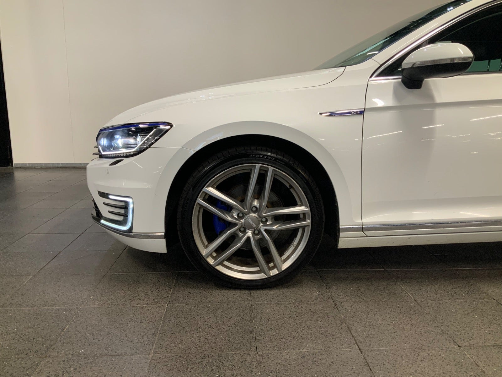 Hvid VW Passat fra 2018