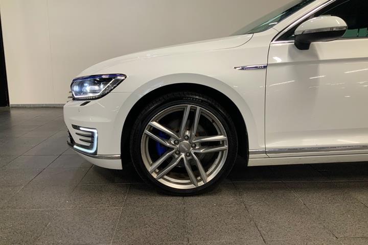 Hvid VW Passat fra 2018