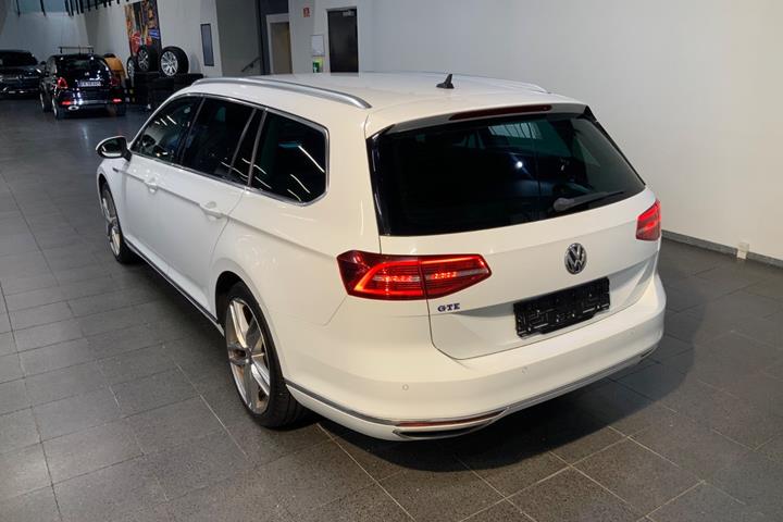 Hvid VW Passat fra 2018