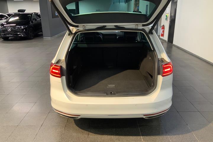 Hvid VW Passat fra 2018