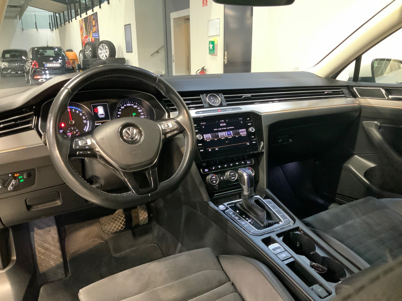 Hvid VW Passat fra 2018