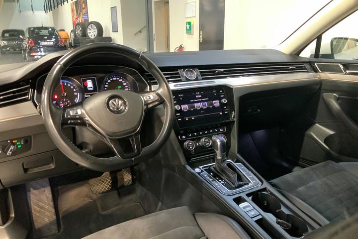 Hvid VW Passat fra 2018