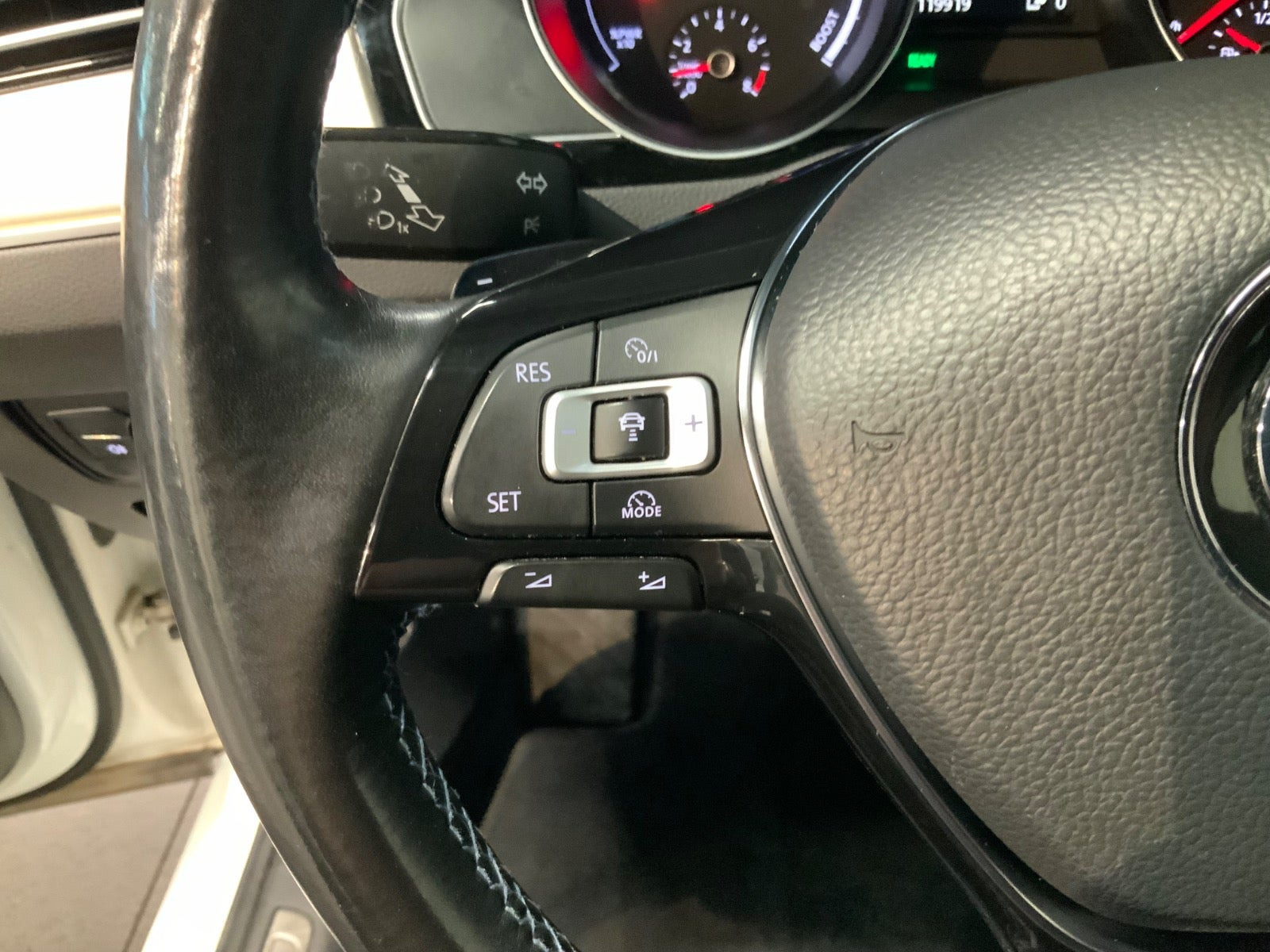 Hvid VW Passat fra 2018