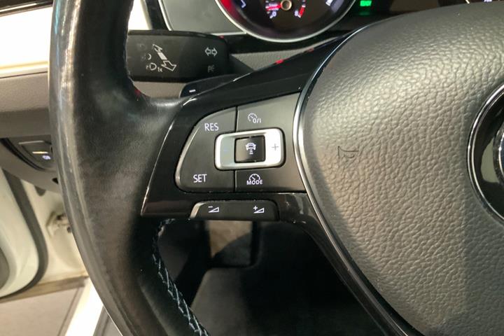 Hvid VW Passat fra 2018