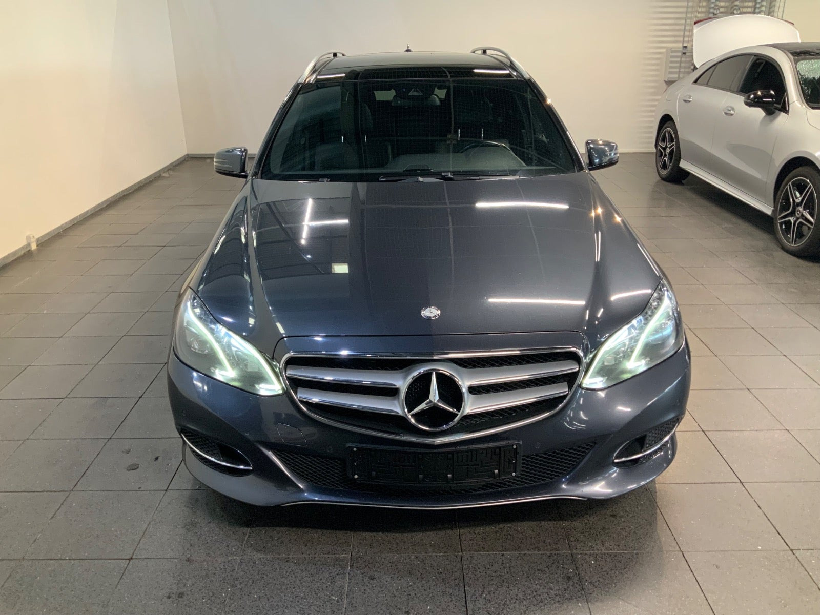 Grå Mercedes E350 fra 2014