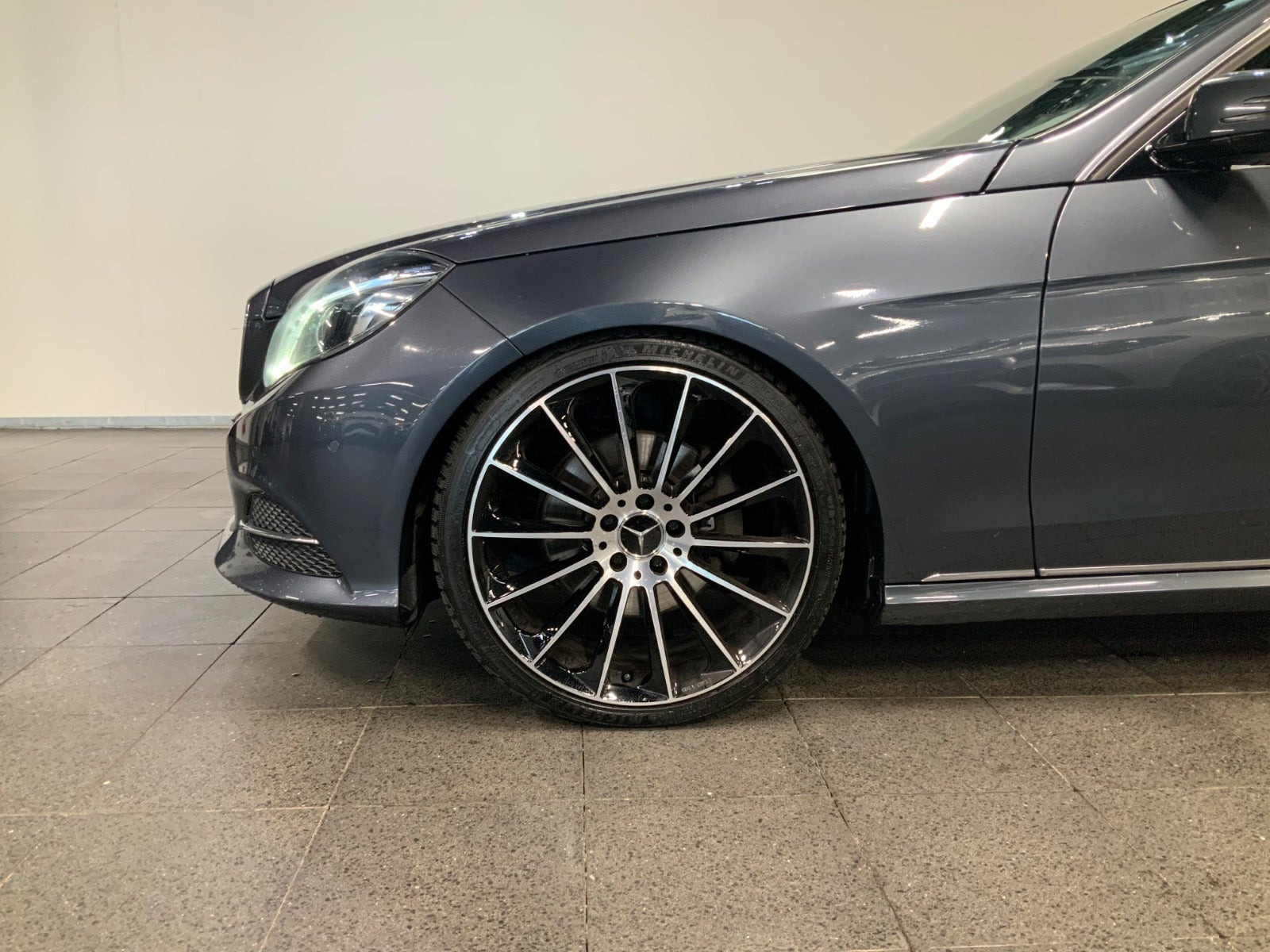 Grå Mercedes E350 fra 2014
