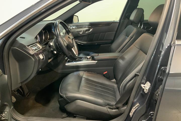 Grå Mercedes E350 fra 2014