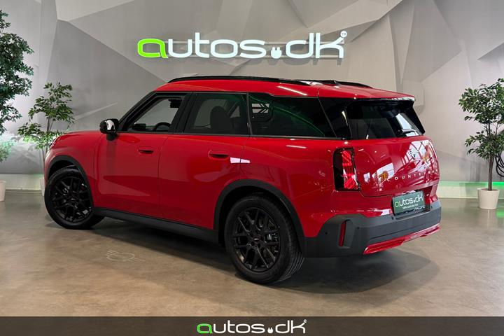 Rød Mini Countryman E fra 2025