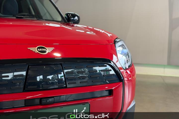 Rød Mini Countryman E fra 2025