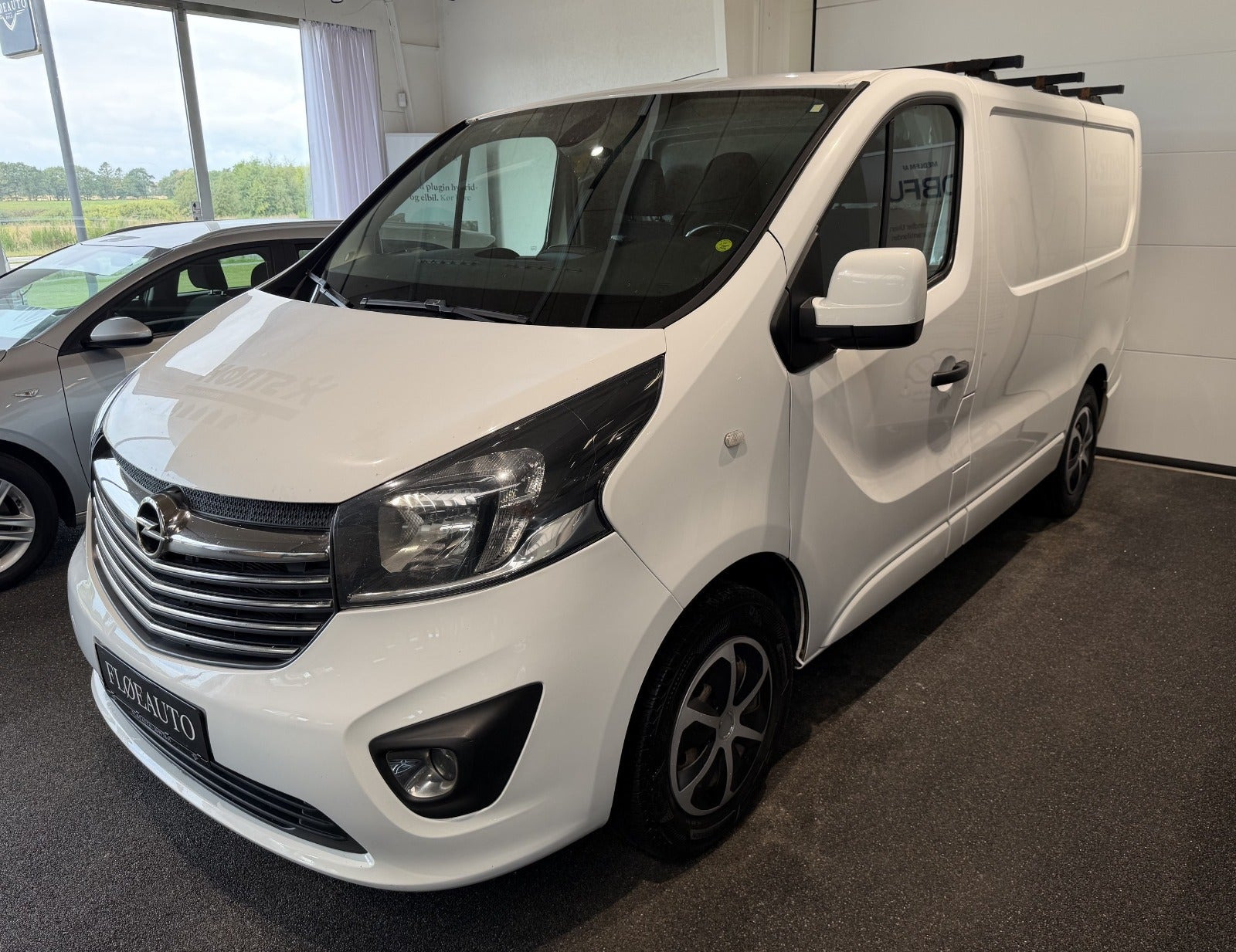 Hvid Opel Vivaro fra 2016