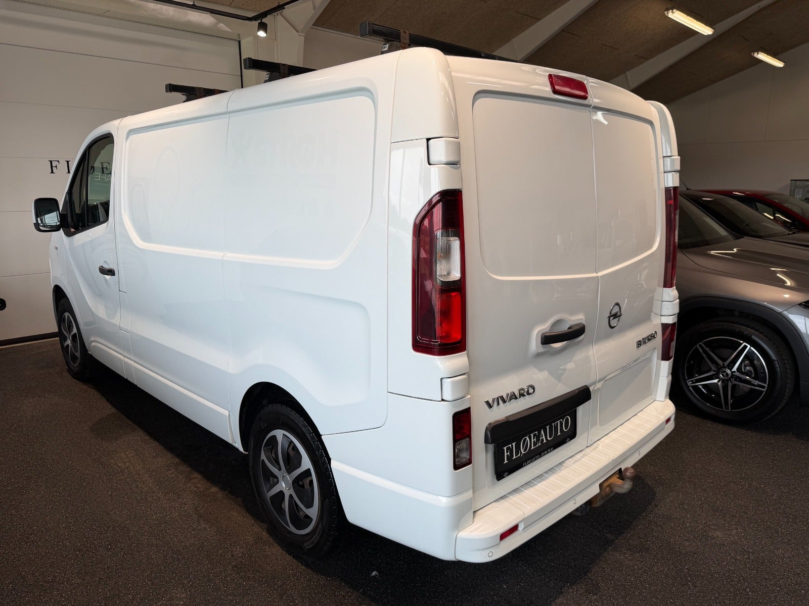 Hvid Opel Vivaro fra 2016
