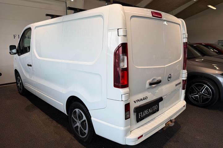 Hvid Opel Vivaro fra 2016
