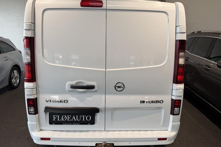 Hvid Opel Vivaro fra 2016