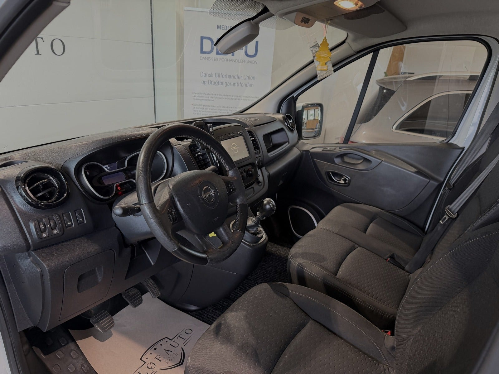 Hvid Opel Vivaro fra 2016