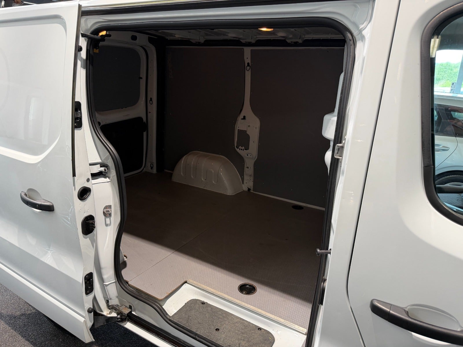 Hvid Opel Vivaro fra 2016