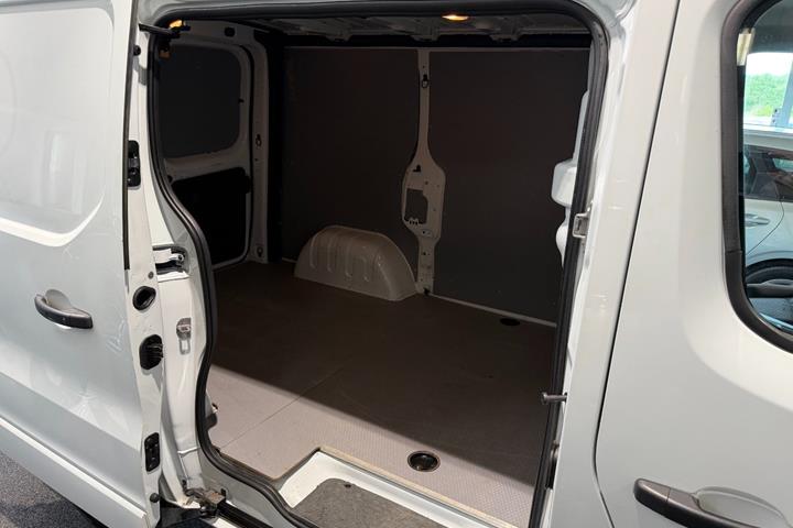 Hvid Opel Vivaro fra 2016