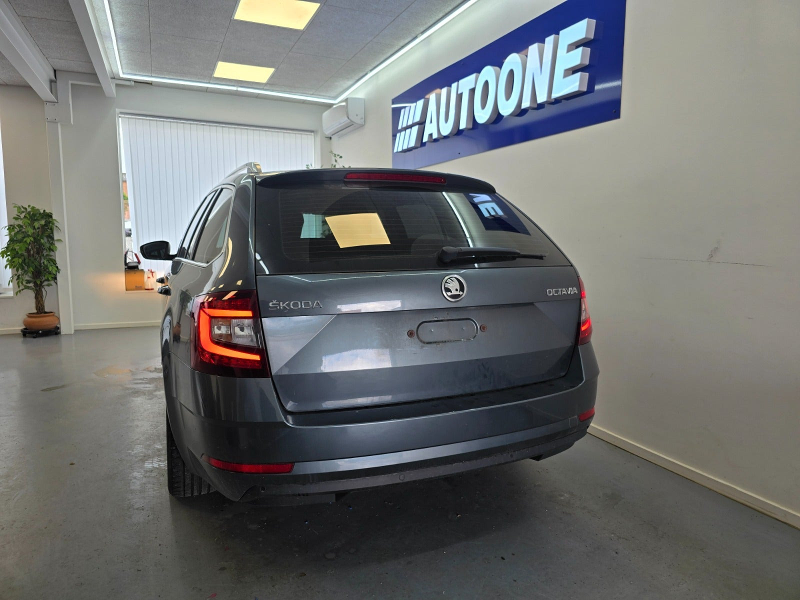 Grå Skoda Octavia fra 2018
