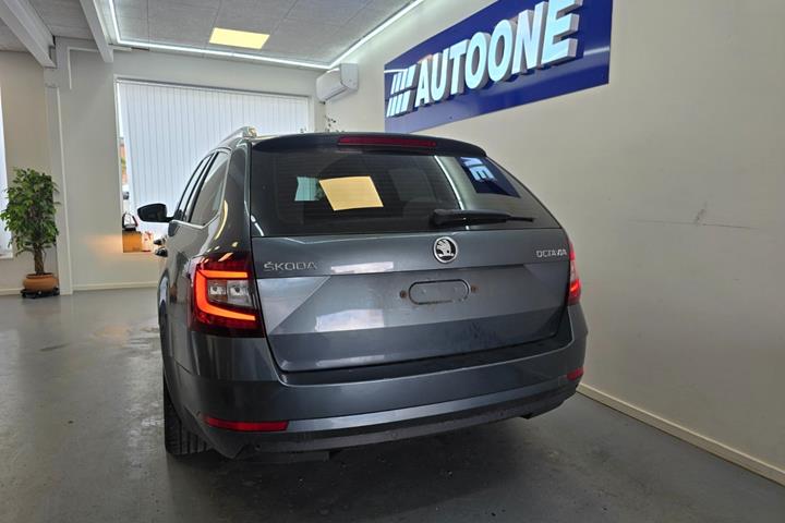 Grå Skoda Octavia fra 2018