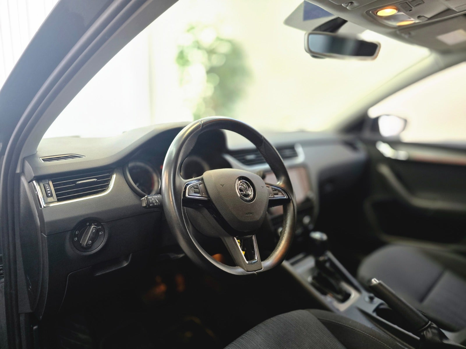 Grå Skoda Octavia fra 2018