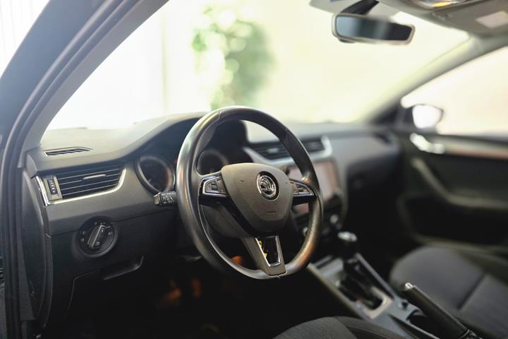 Grå Skoda Octavia fra 2018
