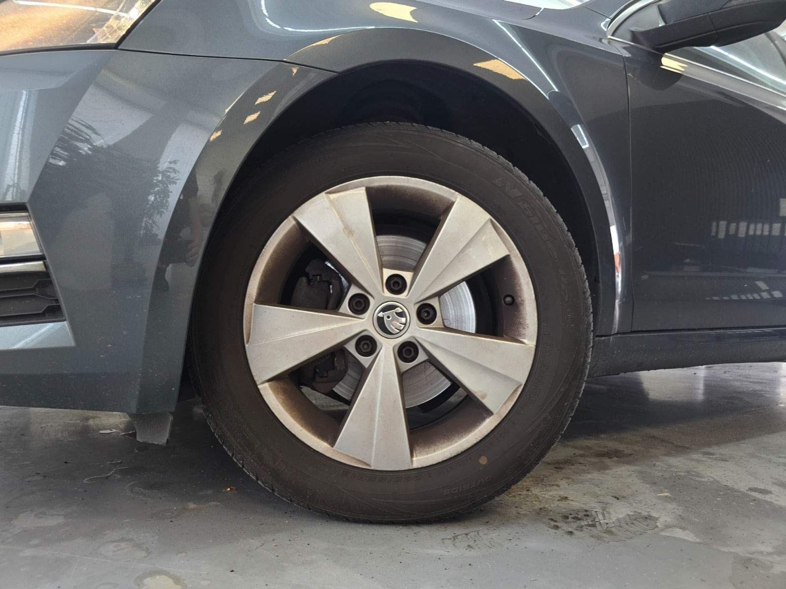Grå Skoda Octavia fra 2018