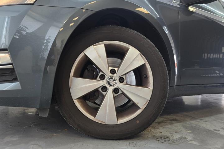 Grå Skoda Octavia fra 2018