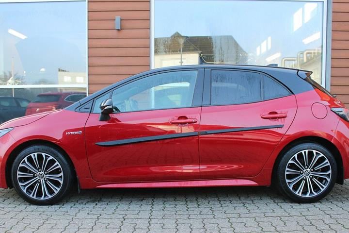 Rød Toyota Corolla fra 2019