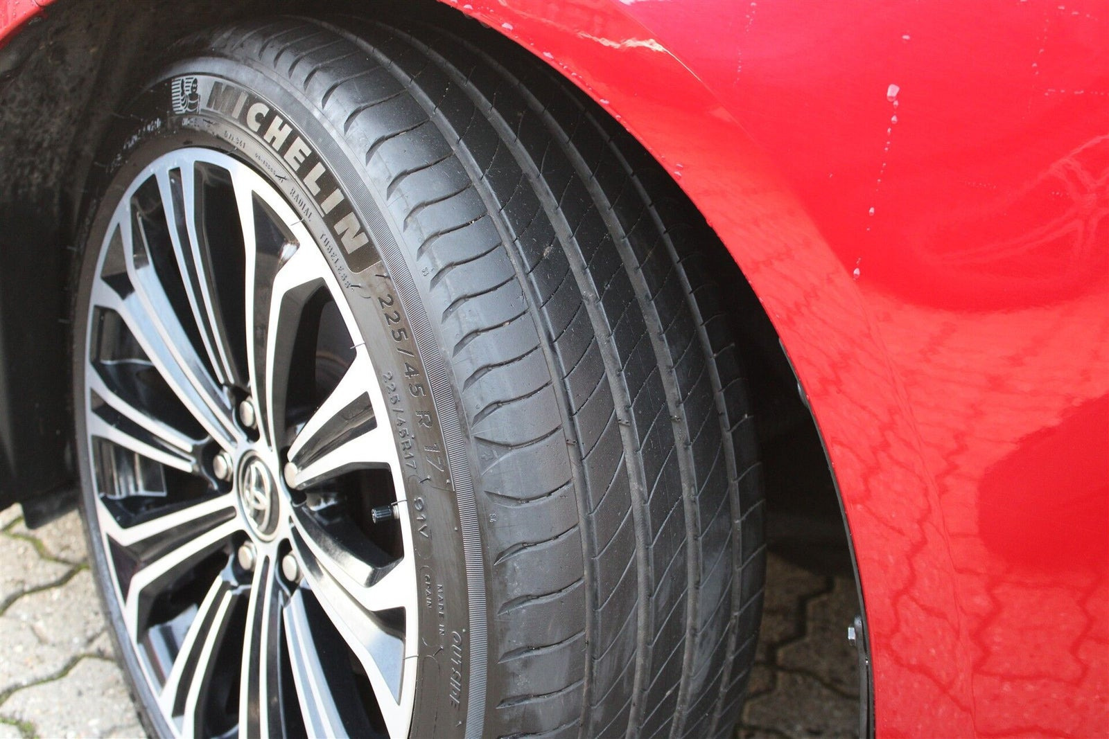 Rød Toyota Corolla fra 2019