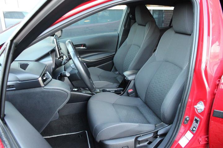 Rød Toyota Corolla fra 2019