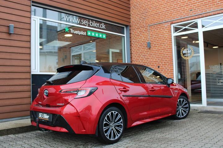 Rød Toyota Corolla fra 2019