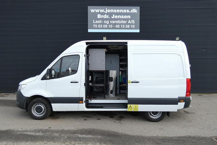 Hvid Mercedes Sprinter 317 fra 2024