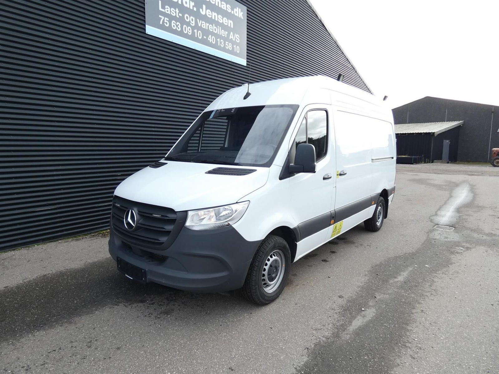 Hvid Mercedes Sprinter 317 fra 2024