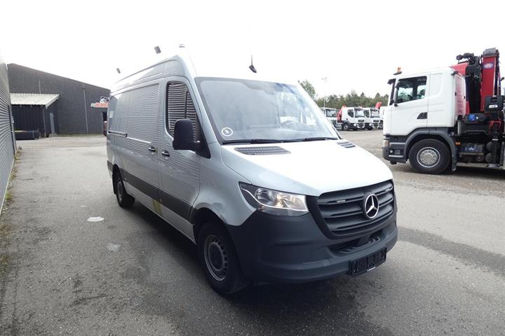 Hvid Mercedes Sprinter 317 fra 2024