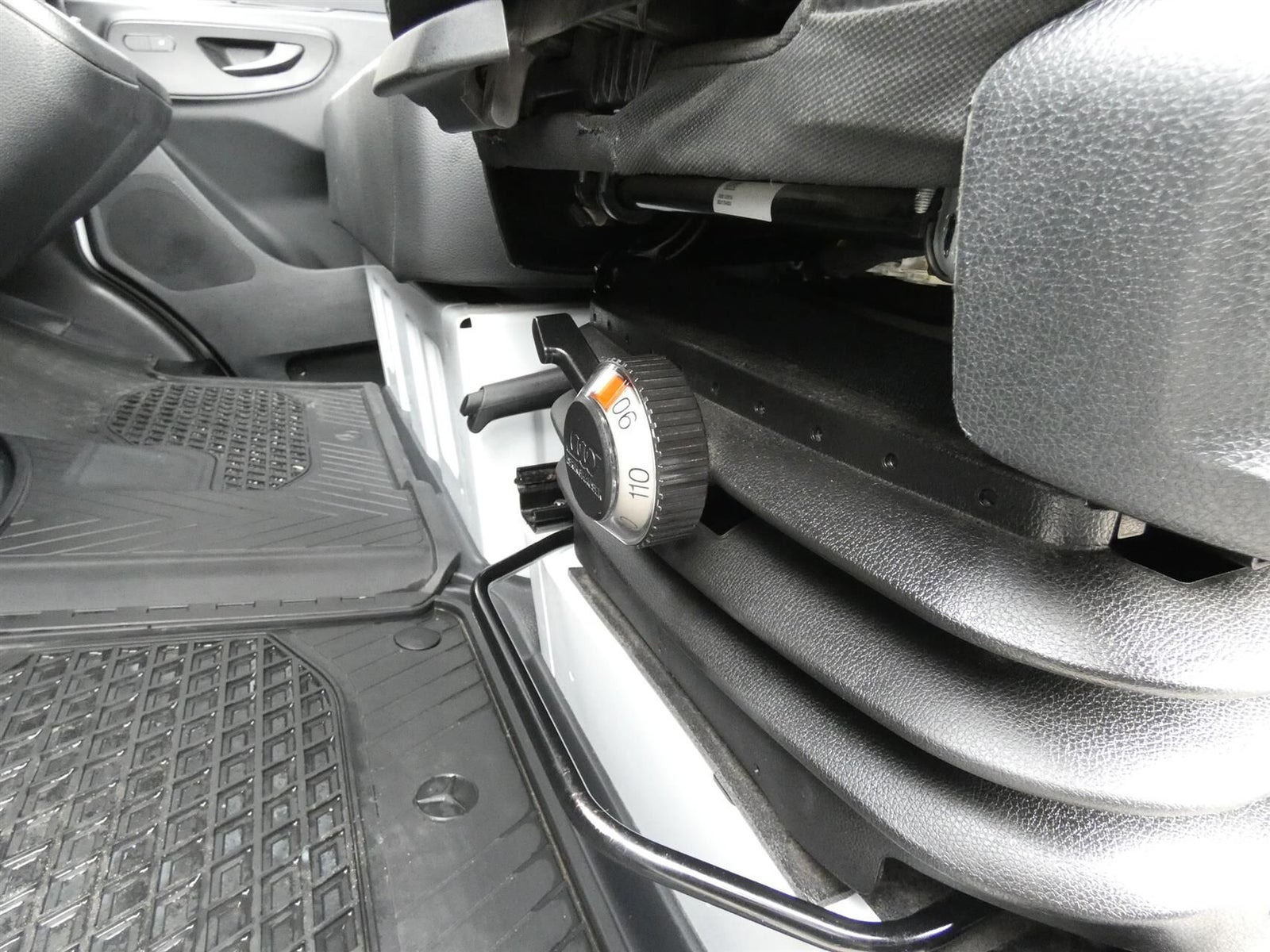 Hvid Mercedes Sprinter 317 fra 2024