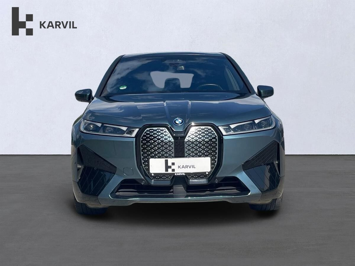 Grå BMW iX fra 2023