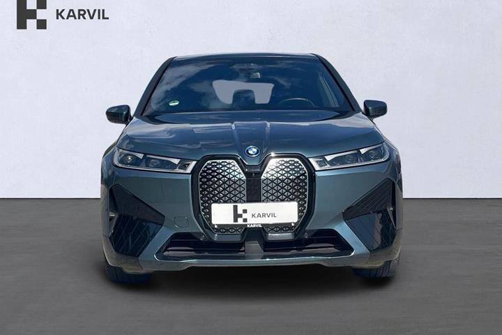 Grå BMW iX fra 2023