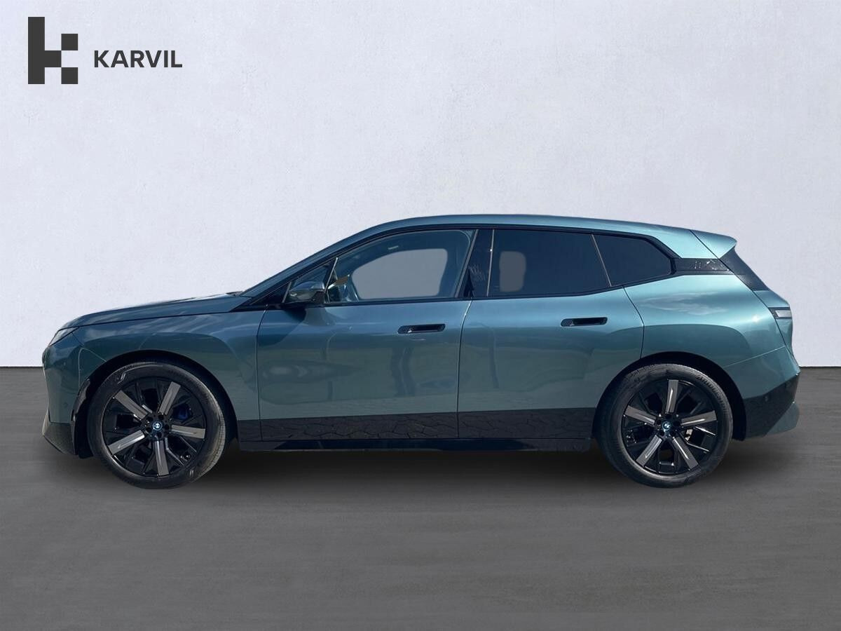 Grå BMW iX fra 2023