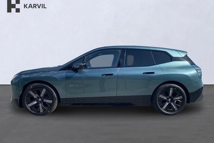Grå BMW iX fra 2023